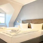 Baltischer Hof 52 *